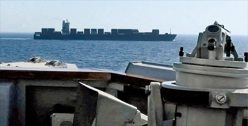 < 美 군함,이란 화물선에 함포 조준 > 미 해군의 미사일 구축함 'USS 스프루언스호'가 19일(현지시간) 이란 인근의 아라비아해 북부 해역에서 이란 화물선 투스카호(사진 상단)를 향해 함포를 조준한 