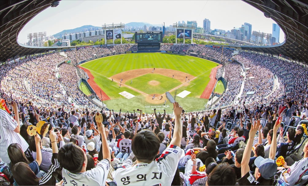 KBO, 117경기 만에 200만 관중…'MZ 여성' 팬덤에 흥행 가속도