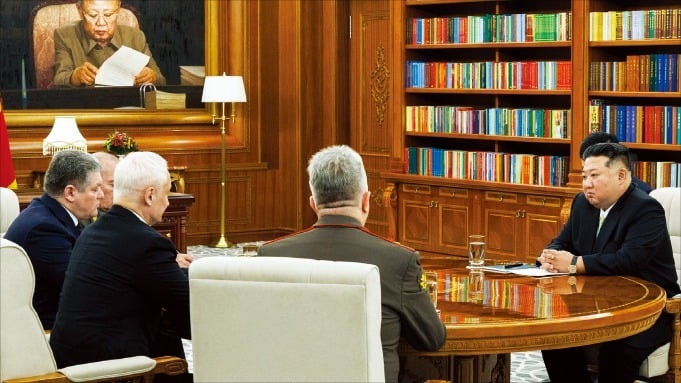 러 고위급 잇단 방북…혈맹 과시하는 북·러