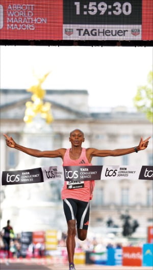 마라톤 새 역사…2시간 벽 깨졌다
