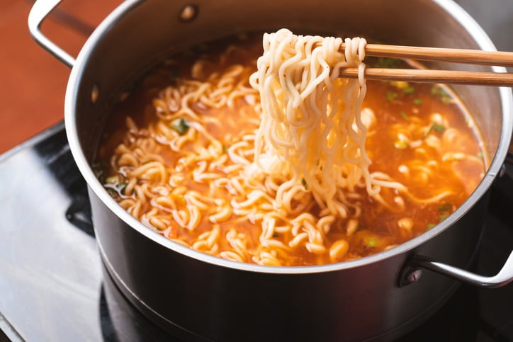 "라면에 '이것' 같이 먹지 마세요"…이유 알고보니 '치명적'
