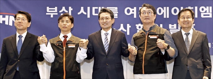 물류대란 위기에…HMM 부산행 극적 타  결