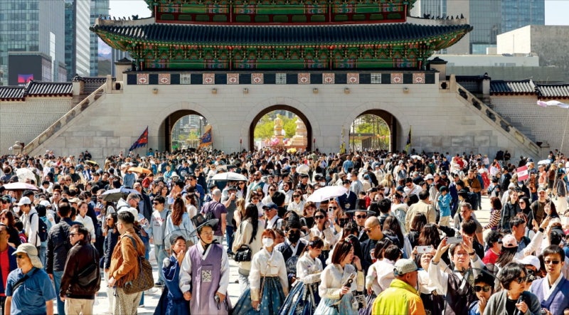 [포토] 韓·中·日 ‘황금 연휴’…관광객 가득한 경복궁 ﻿