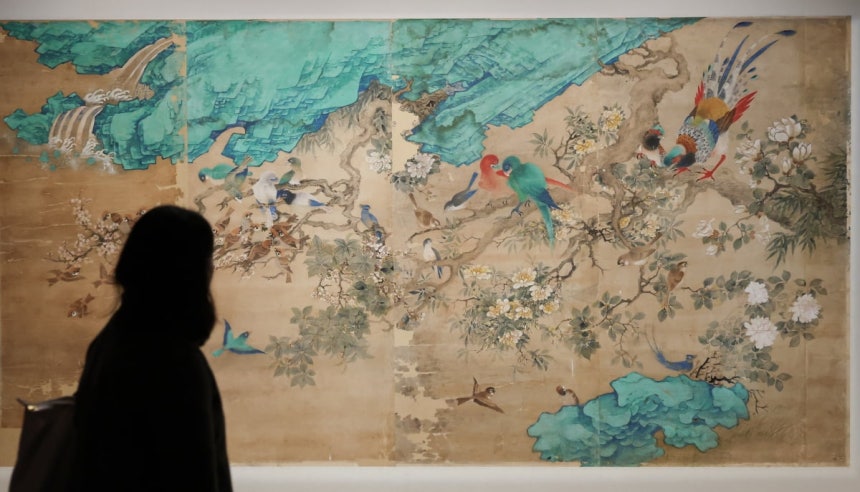 4일 오전 서울 용산구 국립중앙박물관 상설전시관 서화실에서 열린 '단원 김홍도,시대를 그리다' 전시회에서 관람객들이 경복궁 교태전에 장식돼 있던 '화조도' 작품을 살펴보고 있다./뉴스1