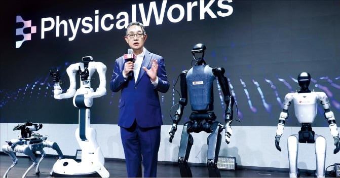 "피지컬 AI 시대 앞당기겠다"…LG CNS '로봇 전환' 선언