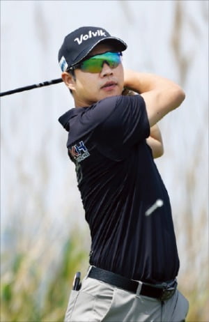 '스크린골프 황태자' 김민수…필드 위 첫승 정조준
