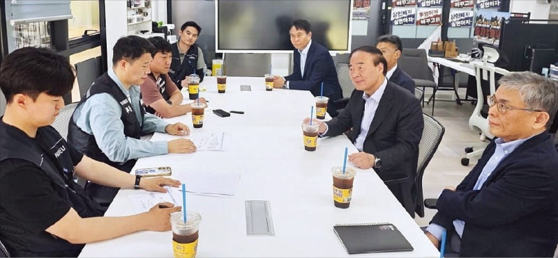 평택 달려간 삼성 사장단 "조건 없이 대화"…노조 "先파업 後교섭"