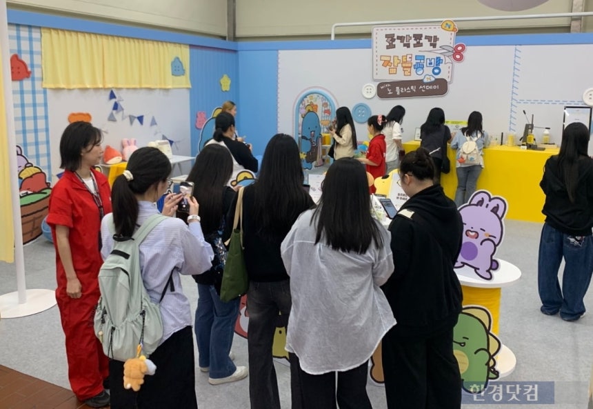 15일 서울 성수동 에스팩토리에서 열린 '유튜브 팬페스트 코리아 2026' 팝업 내 잠뜰 부스 '조각조각 잠뜰 공방'. 관람객들이 굿즈를 살펴보고 있다. / 사진=홍민성 기자