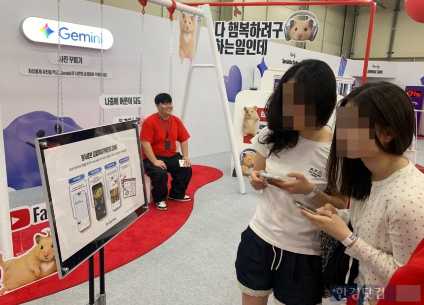 15일 서울 성수동 에스팩토리에서 열린 '유튜브 팬페스트 코리아 2026' 팝업 내 '햄찌의 놀이터' 부스에서 관람객들이 체험 프로그램에 참여하고 있다. / 사진=홍민성 기자