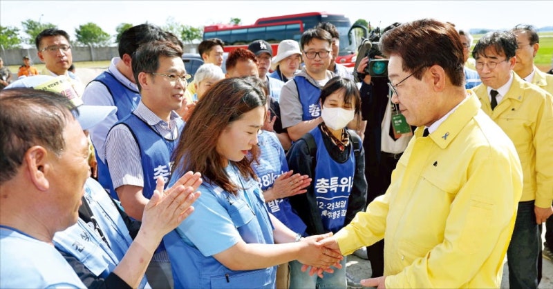 李 대통령 "오월의 광주 시민처럼, 국민이 계엄군 막아내"