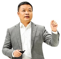 "사람 아니냐" 의심에 로봇 다리 가른 괴짜 CEO