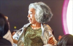 춤 출 때 나이 잊어라…'둥실덩실' '나빌레라'