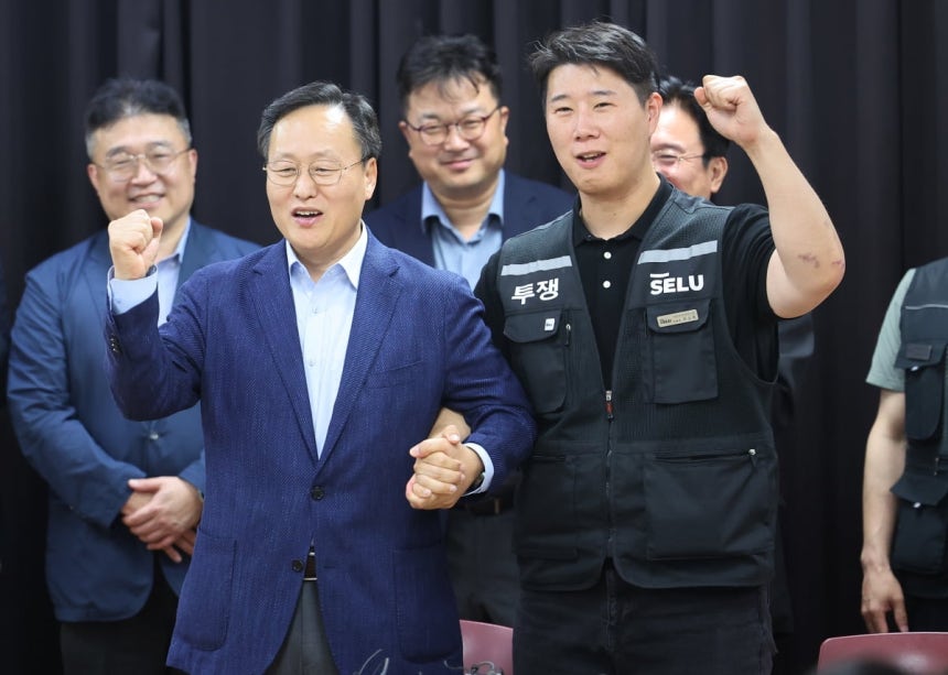 20일 경기도 수원시 장안구 경기고용노동청에서 열린 삼성전자 임금협상을 마친 후 여명구 삼성전자 DS(디바이스솔루션·반도체 사업 담당) 피플팀장과 최승호 삼성그룹 초기업노동조합 삼성전자지부 위원장이 잠정 합의안에 서