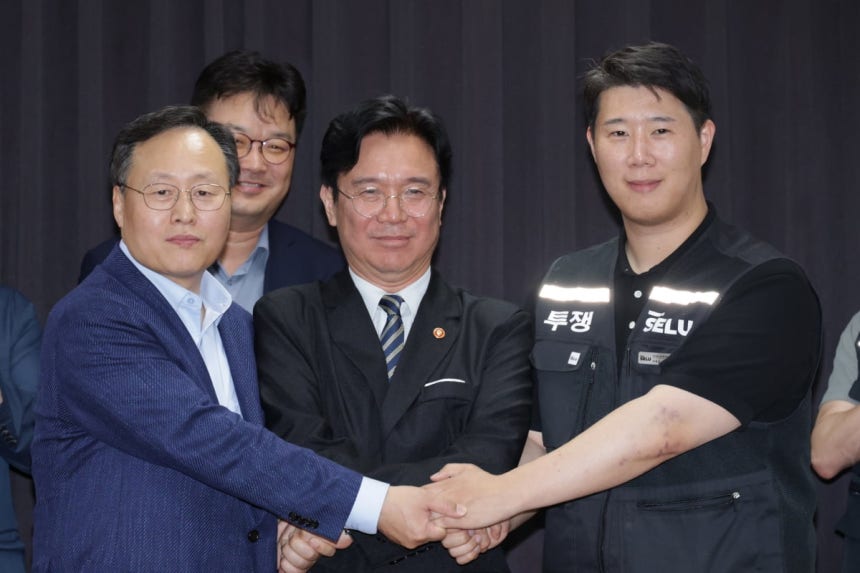 20일 경기도 수원시 장안구 경기고용노동청에서 열린 삼성전자 임금협상을 마친 후 여명구 삼성전자 DS(디바이스솔루션·반도체 사업 담당) 피플팀장과 김영훈 고용노동부 장관,최승호 삼성그룹 초기업노동조합 삼성전자지부 