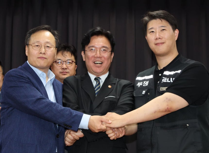 경기 수원시 장안구 경기고용노동청에서 열린 삼성전자 임금협상을 마친 후 여명구 삼성전자 DS(디바이스솔루션·반도체 사업 담당) 피플팀장(왼쪽부터)과 김영훈 고용노동부 장관, 최승호 삼성그룹 초기업노동조합 삼성전자지부