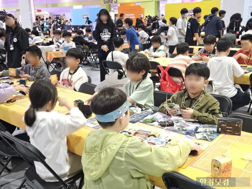 지난 24일 서울 강남구 삼성동 코엑스에서 열린 '포켓몬 스포츠데이 2026'에서 진행된 포켓몬 카드 게임 '2026 코리안리그 파이널 시즌' 주니어 부문 대회에 어린이들이 선수로 참여하고 있다. 이날 경기에 참여한