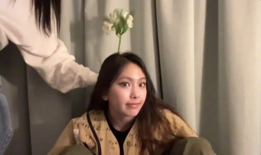 피크민 게임을 즐기는 뉴진스 멤버 혜인. 머리에 꽃이 자라난 듯한 '피크민샷' 포즈를 취하고 있다. /사진=뉴진스 라이브 방송 갈무리