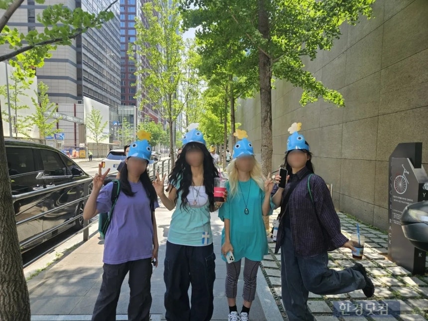 지난 23일 오후 서울 영등포구 여의도 일대에서 열린 '피크민 블룸 저니 서울 2026' 행사에 왼쪽부터 송사랑 씨(35), 길영은 씨(34), 이은지 씨(32), 진주희 씨(36)가 피크민 캐릭터 색깔과 옷을 맞춰