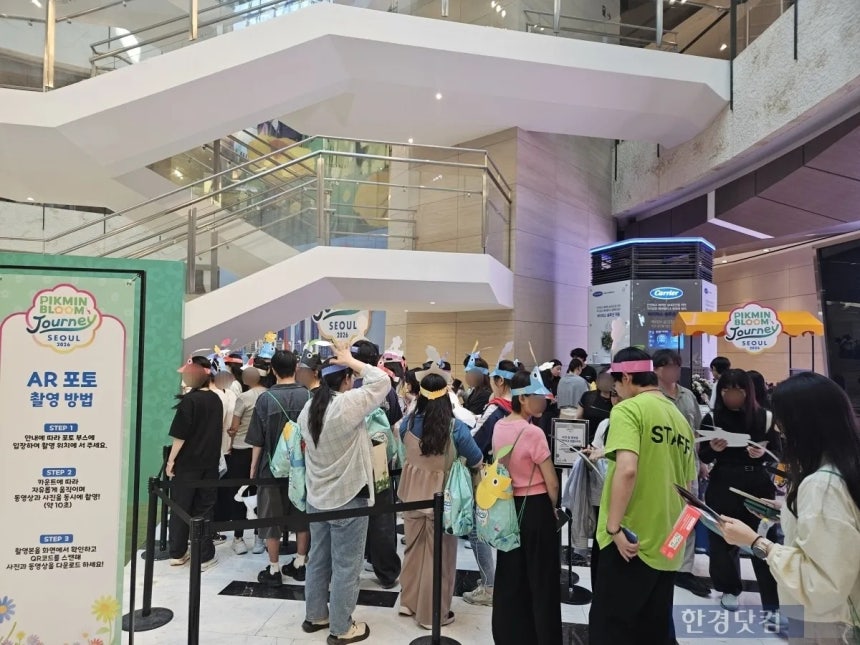 지난 23일 오후 서울 영등포구 여의도 일대에서 열린 '피크민 블룸 저니 서울 2026' 행사에 팬들이 사진을 찍기 위해 ifc몰에 몰려있다. /사진=박수빈 기자