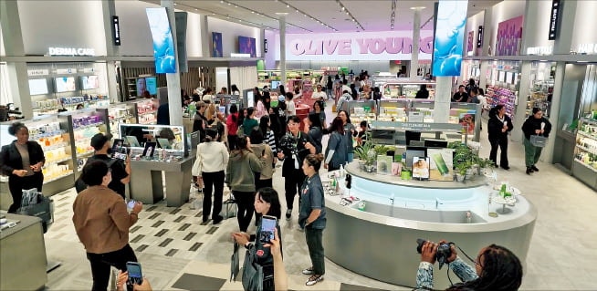 "새벽부터 줄 섰다"…올리브영 1호점 개장 첫날부터 북새통