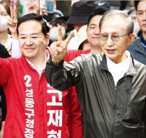 서울숲 찾은 MB, 吳에 힘 싣기…  鄭 "국힘, 불리하니 과거 불러내"