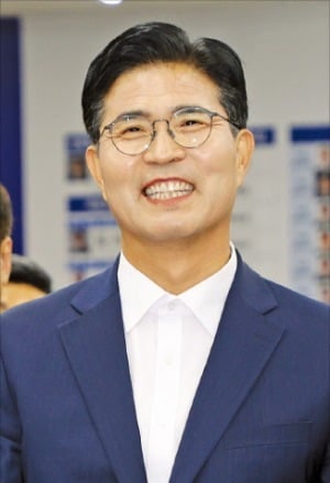 전북 이원택·김관영 엎치락 뒤치락