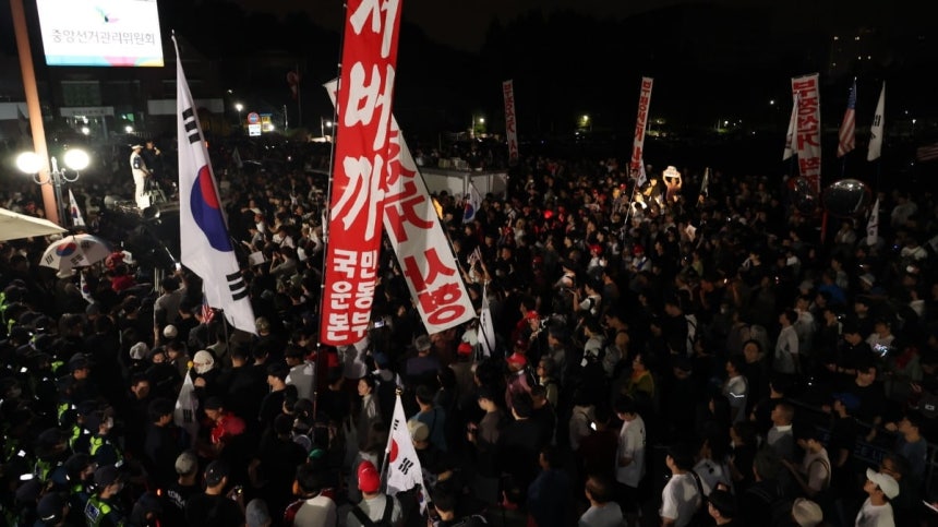 경기 과천시 중앙선거관리위원회 앞에서 시민들이 제9회 전국동시지방선거 투표용지 부족 사태와 관련해 항의하며 경찰과 대치하고 있다.사진=연합뉴스
