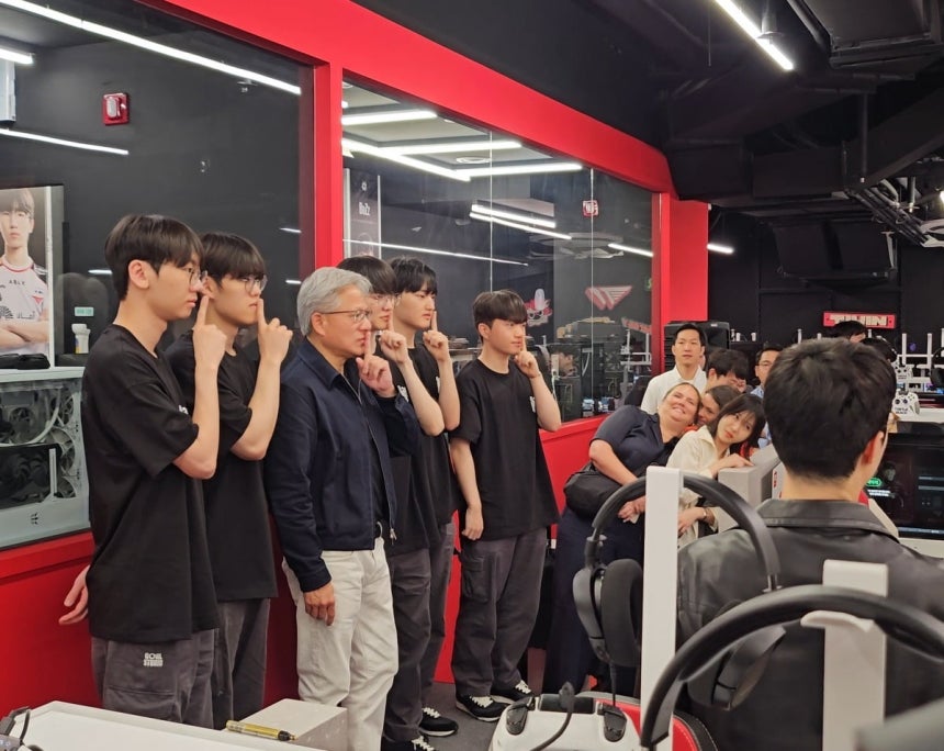 T1베이스캠프에서 T1선수들과 포즈를 취하는 젠슨황/사진=유지희 기자
