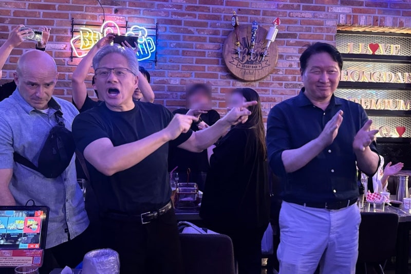 <b>젠슨 황</b>, 깐부치킨 또 간다…오늘 저녁 <b>최태원</b>과 <b>회동</b>
