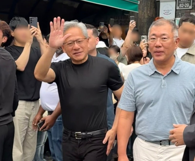 젠슨 황, 정의선과 <b>우래옥</b> '냉면 회동'…광폭 행보 이어져