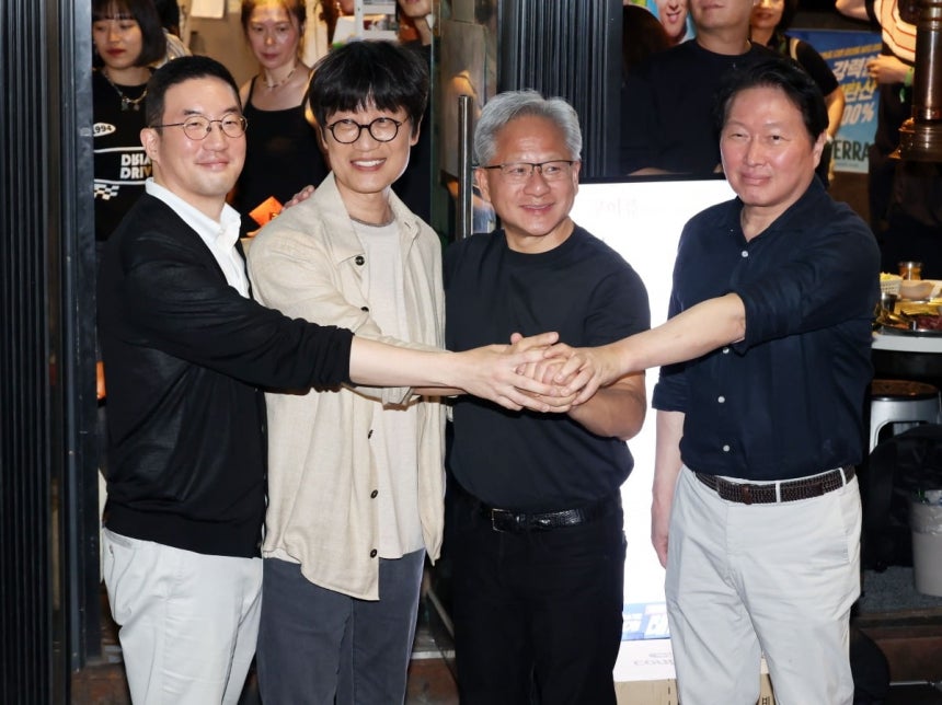 젠슨 황 엔비디아 최고경영자(CEO)가 5일 서울 마포구 서교동의 한 고깃집에서 최태원 SK회장, 구광모 LG회장, 이해진 네이버 의장과 삼겹살 회동을 하고 있다. /사진=최혁 기자