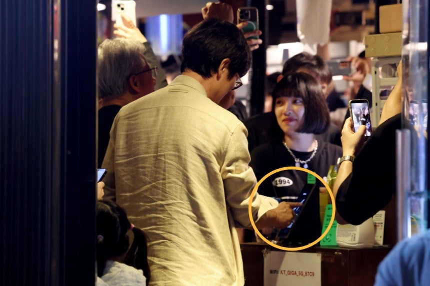 이해진 네이버 이사회 의장이 지난 5일 서울 마포구 홍대 인근의 한 식당에서 가진 젠슨 황 엔비디아 최고경영자(CEO)와의 삼겹살,소맥회동에서 네이버페이 페이스사인으로 결제하고 있다. /사진=뉴스1