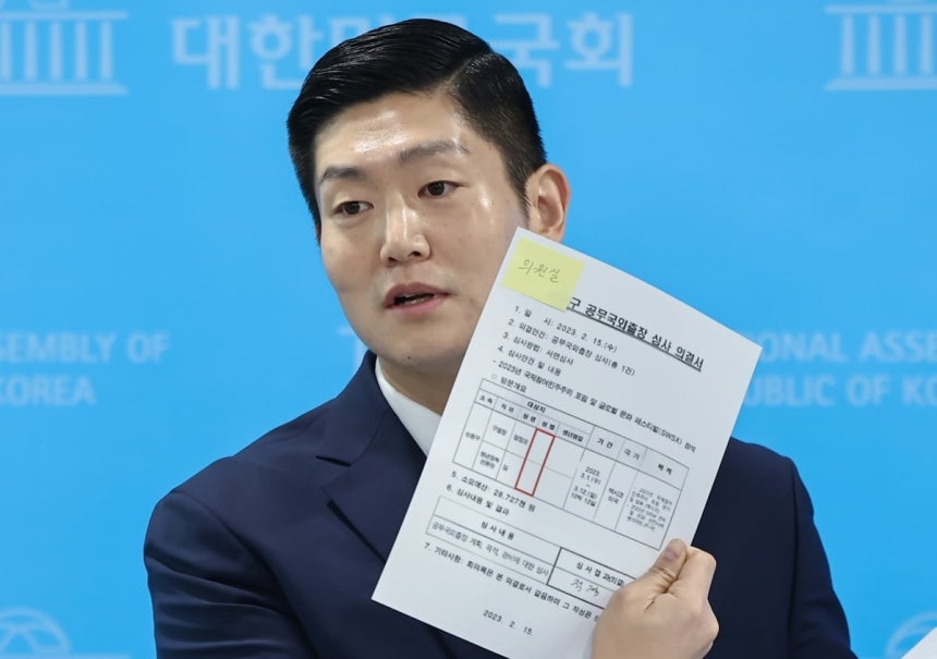 김재섭 국민의힘 의원이 3월 31일 서울 여의도 소통관에서 정원오 더불어민주당 서울시장 예비후보 의혹 관련 기자회견 후 백브리핑을 하고 있다. /사진=뉴스1