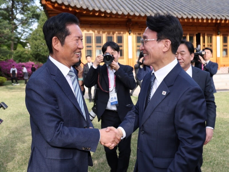 李 대통령도 "뛰어난 리더십" 호평…김민석, 당권 행보 속도