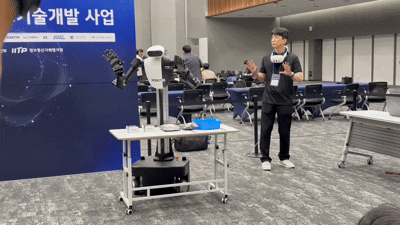 9일 서울 마곡 LG사이언스파크에서 열린 '피지컬 AI 선도기술개발' 사업 착수보고회에서 LG전자 관계자가 사람의 몸짓을 따라 움직이는 로봇을 시연하고 있다.이영애 기자