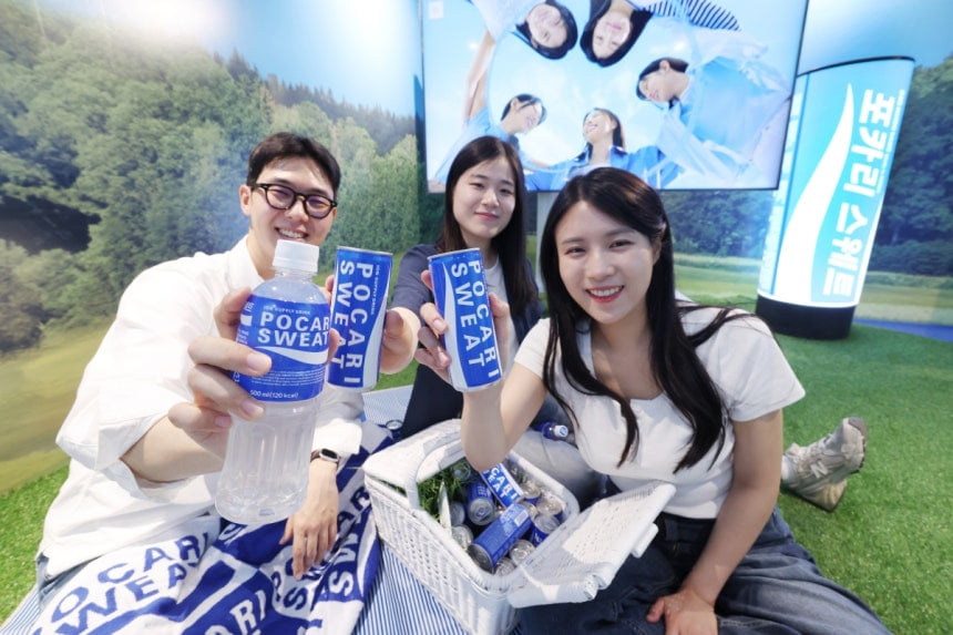 지난해 서울 성동구 스테이지35 성수에서 열린 팝업 스토어 포카리스웨트존을 체험하고 있다. 이솔 기자