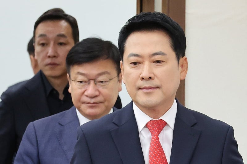 국힘 우재준 "지도부 <b>사퇴</b>하자"…<b>장동혁</b> "최선의 결정 준비됐다"