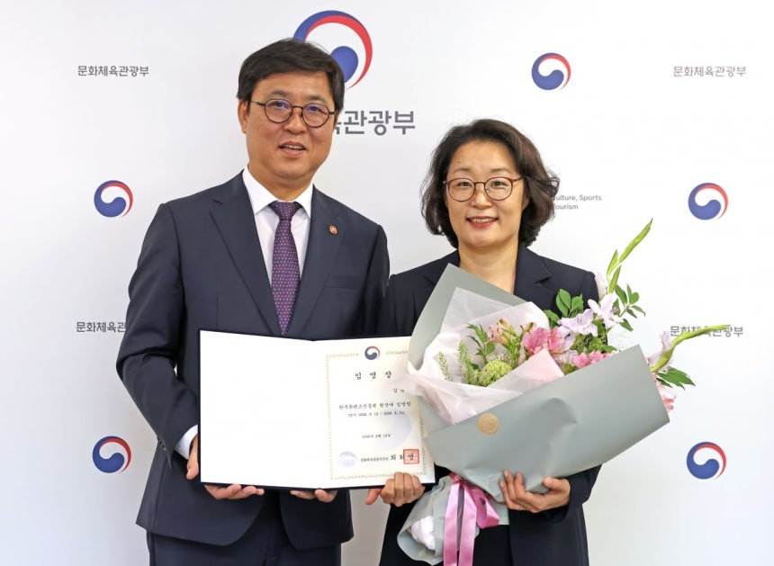 최휘영 문화체육관광부 장관(왼쪽)이 12일 서울 종로구 국립현대미술관 서울관에서 신임 김윤지 한국콘텐츠진흥원장에게 임명장을 수여한 뒤 기념촬영을 하고 있다.문체부 제공