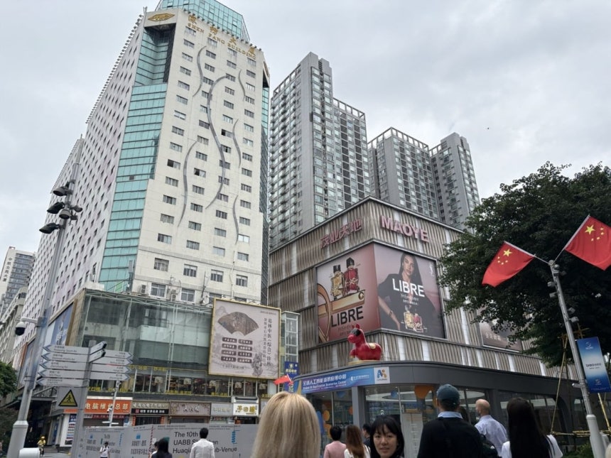 중국 광둥성 선전 푸톈구 화창베이.세계 최대 전자부품 상가로 불리는 이곳이 최근 들어 중국의 인공지능(AI) 하드웨어 혁신 실험실로 변모하고 있다./선전=김은정 특파원