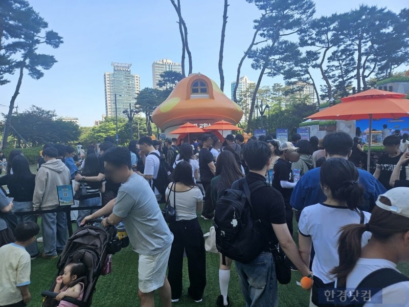 뜯자마자 대놓고 "교환합니다"…2030 롯데월드 몰려간 이유 [덕질경제학]