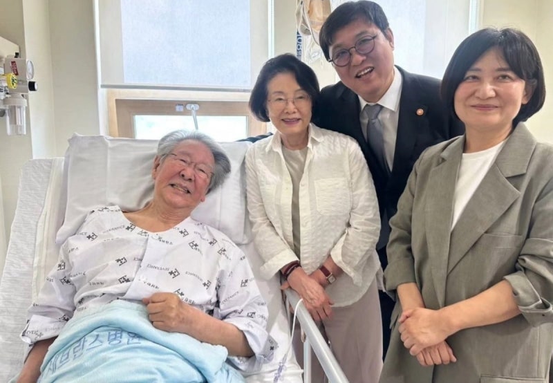 최불암, '파하~' 웃음…병문안 온 장관에 "막걸리 한잔"