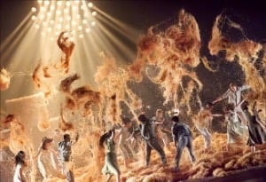 짚더미 날리고 괴성…에크만이 뒤튼 '한여름 밤의 꿈'