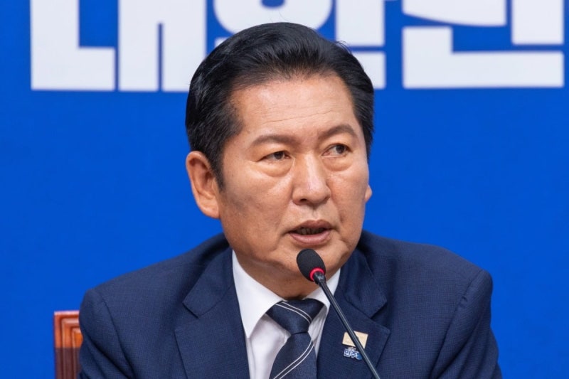 李 대통령 직격에 몸 낮춘 <b>정청래</b> "'<b>월드 클래스</b>' 지도자"