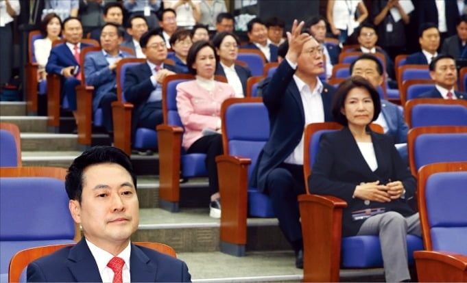 "선거 패배 책임져라"…張 면전서 사퇴 요구 쏟아져