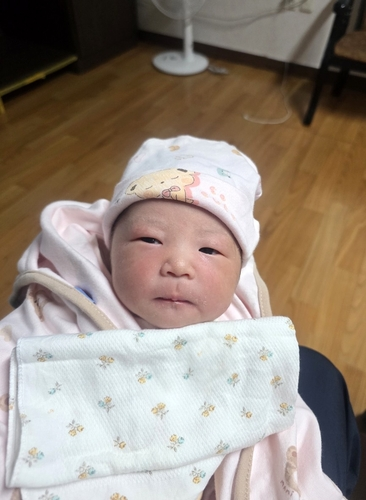 10년 만에 아기 울음소리…소멸 위기 정선 마을에 '경사'