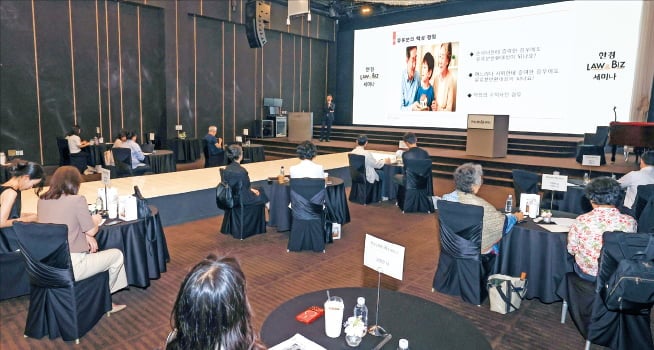 김상훈 법무법인 트러스트 대표변호사가 지난 15일 서울 중림동 한국경제신문 다산홀에서 열린 '한경 로앤비즈 세미나 2026'에서 강연하고 있다.  최혁 기자