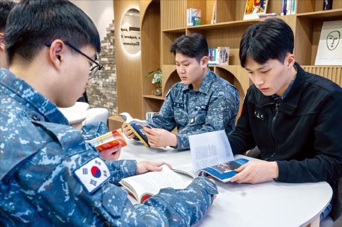 롯데, 군 가족 격려하고 유공자 예우…호국보훈의 달 맞아 나눔 확산