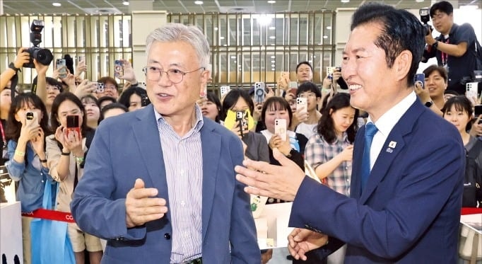 "이재명과 한몸" 외치고 文 만난 정청래