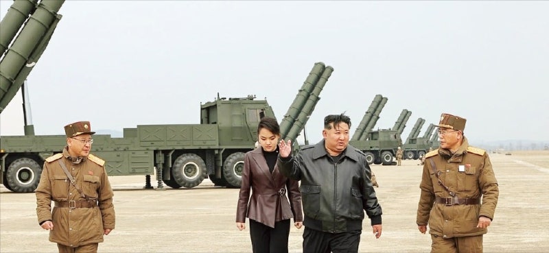 김정은, 6·25 맞아 신형 방사포·<b>미사일</b> 시험 참관