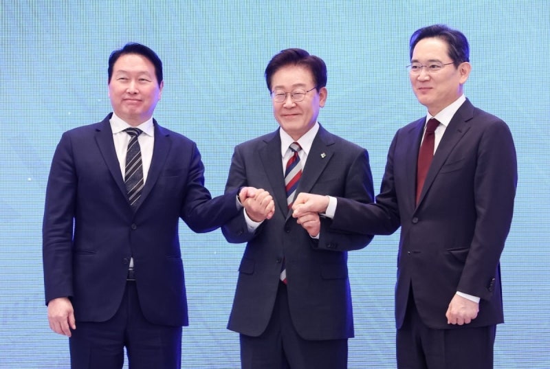 李 "대한민국 새 역사 시작"…이재용·최태원에 "국민 영웅"